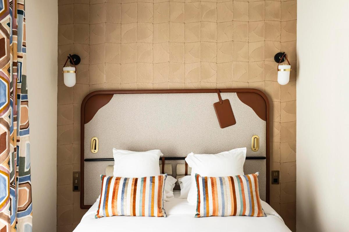 Un ou plusieurs lits dans un hébergement de l'établissement Hôtel Hiro Paris