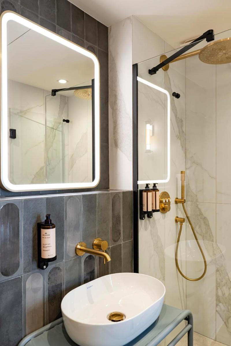 Salle de bains dans l'établissement Hôtel Hiro Paris