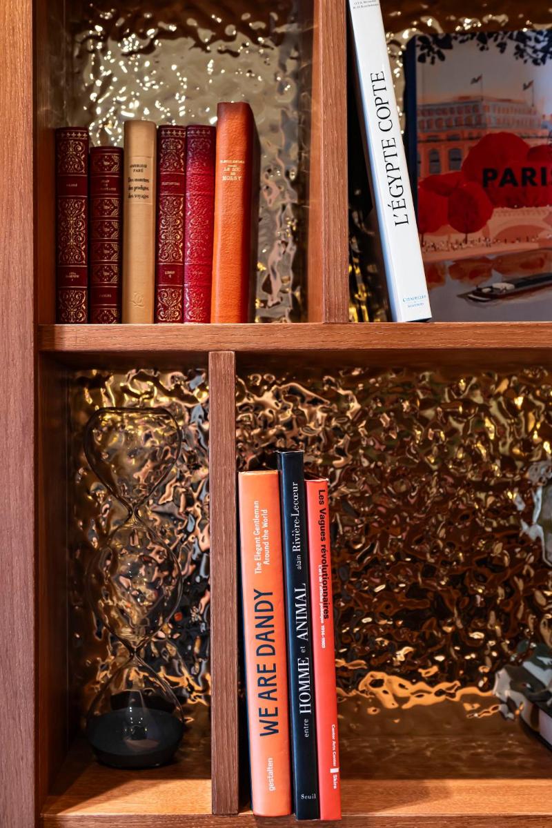 Bibliothèque dans l'hôtel
