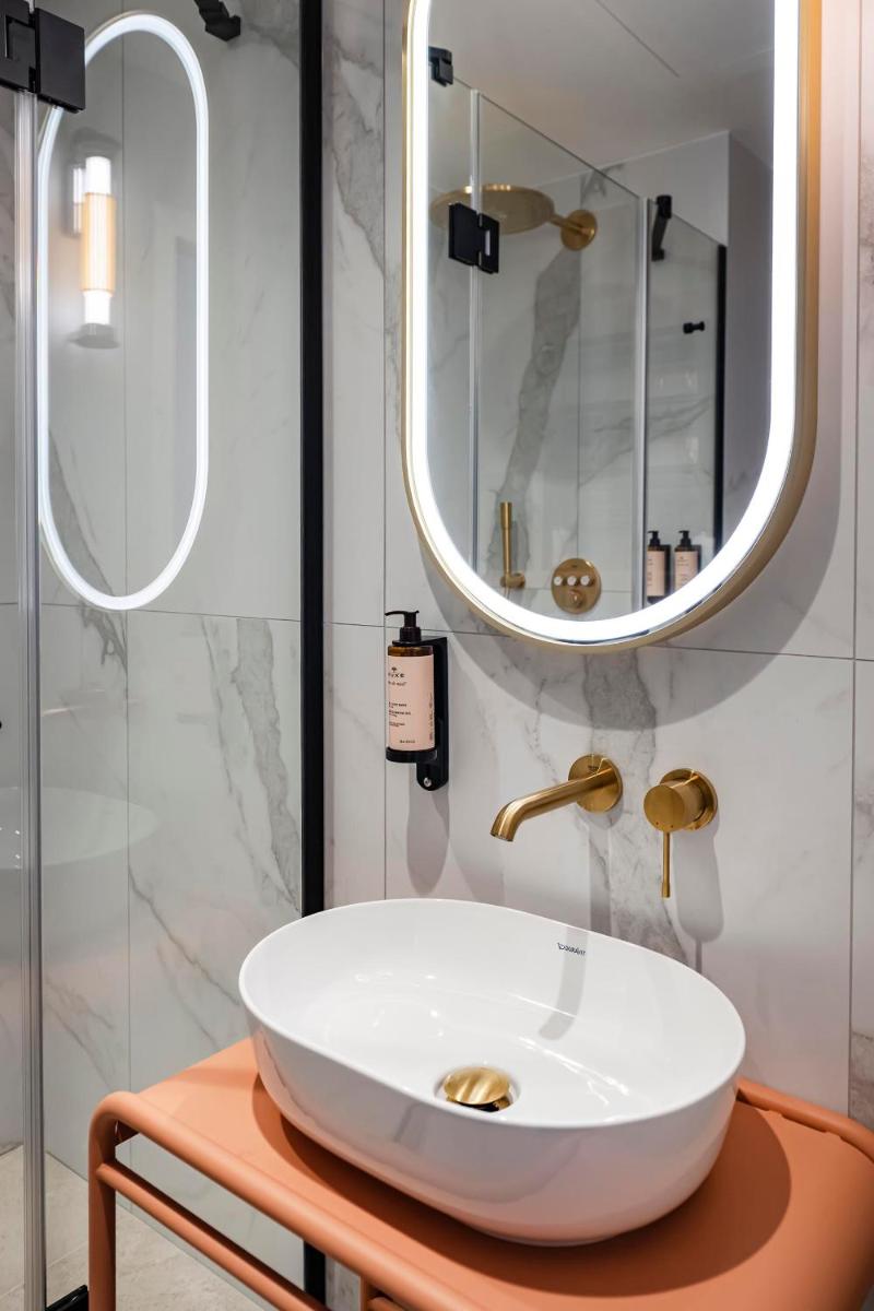 Salle de bains dans l'établissement Hôtel Hiro Paris