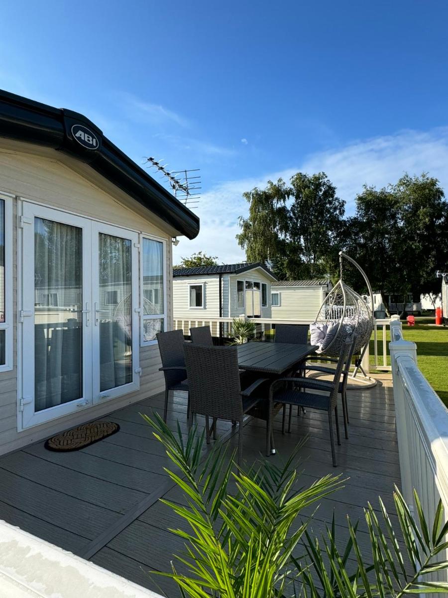 Hot tub retreat at Tattershall Lakes - Housity
