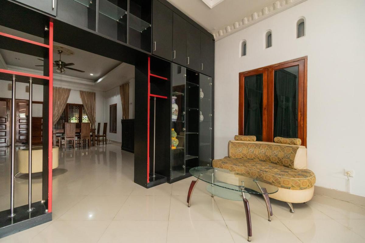 RedDoorz Syariah near Universitas Putra Indonesia Padang - Housity