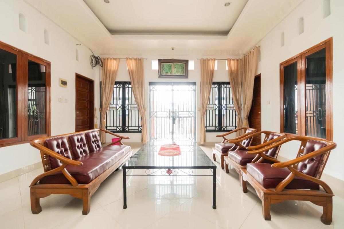 RedDoorz Syariah near Universitas Putra Indonesia Padang - Housity