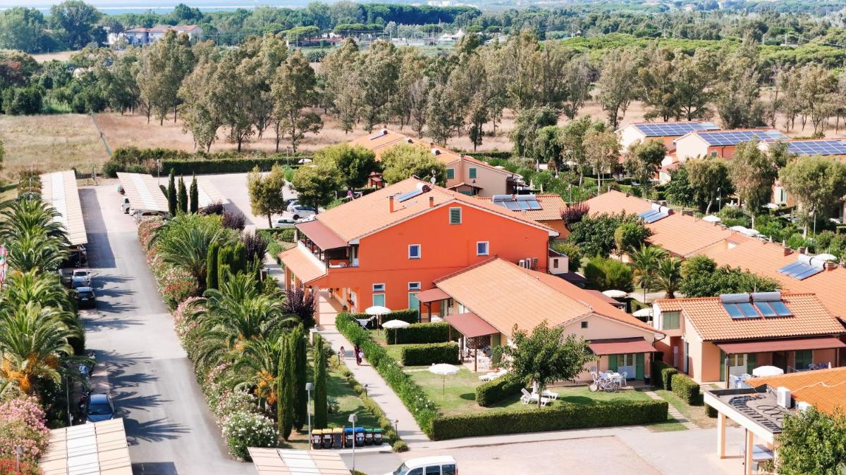Residence with swimming pool in Mazzanta just 600 meters from the beach - Housity