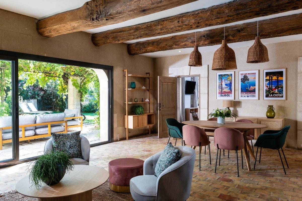 un salon avec une table et des chaises dans l'établissement Hôtel - Restaurant & Spa La Magdeleine - Mathias Dandine, à Gémenos