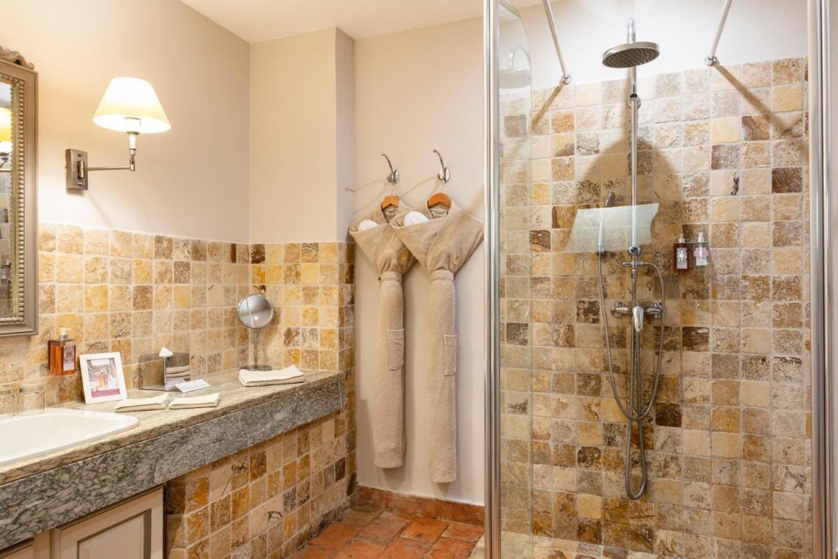 Salle de bains dans l'établissement Hôtel - Restaurant & Spa La Magdeleine - Mathias Dandine