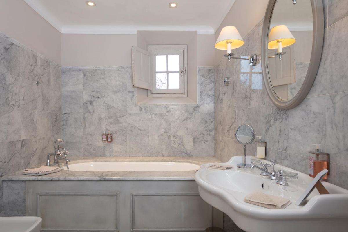 Salle de bains dans l'établissement Hôtel - Restaurant & Spa La Magdeleine - Mathias Dandine
