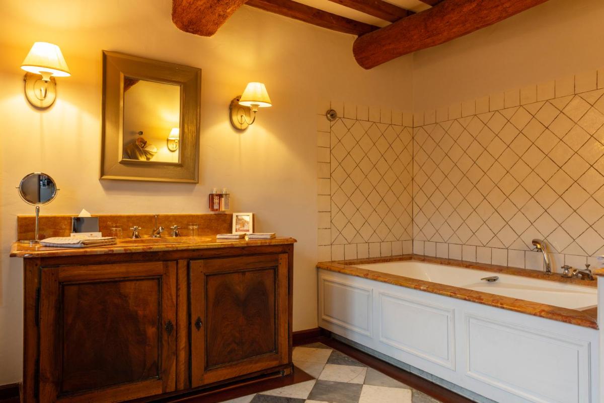 Salle de bains dans l'établissement Hôtel - Restaurant & Spa La Magdeleine - Mathias Dandine