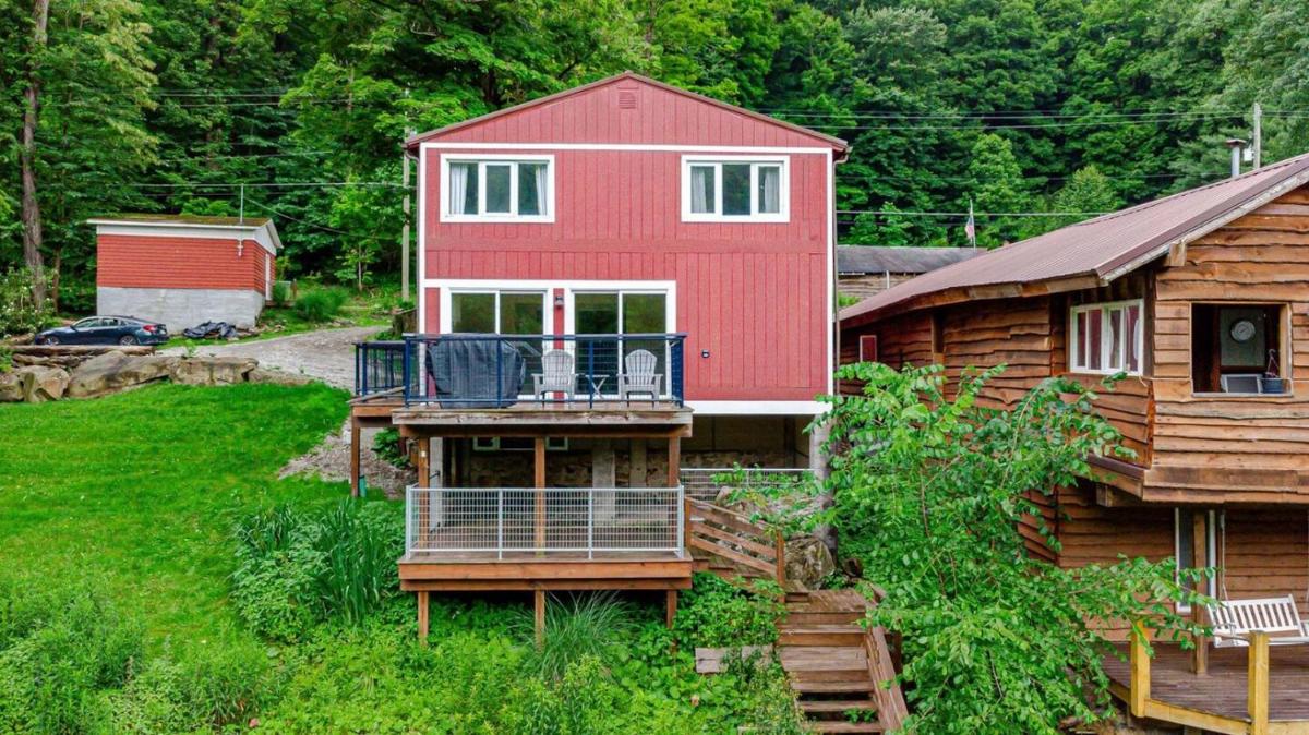 Pet Friendly Creekside Cabin At Darlington - Housity