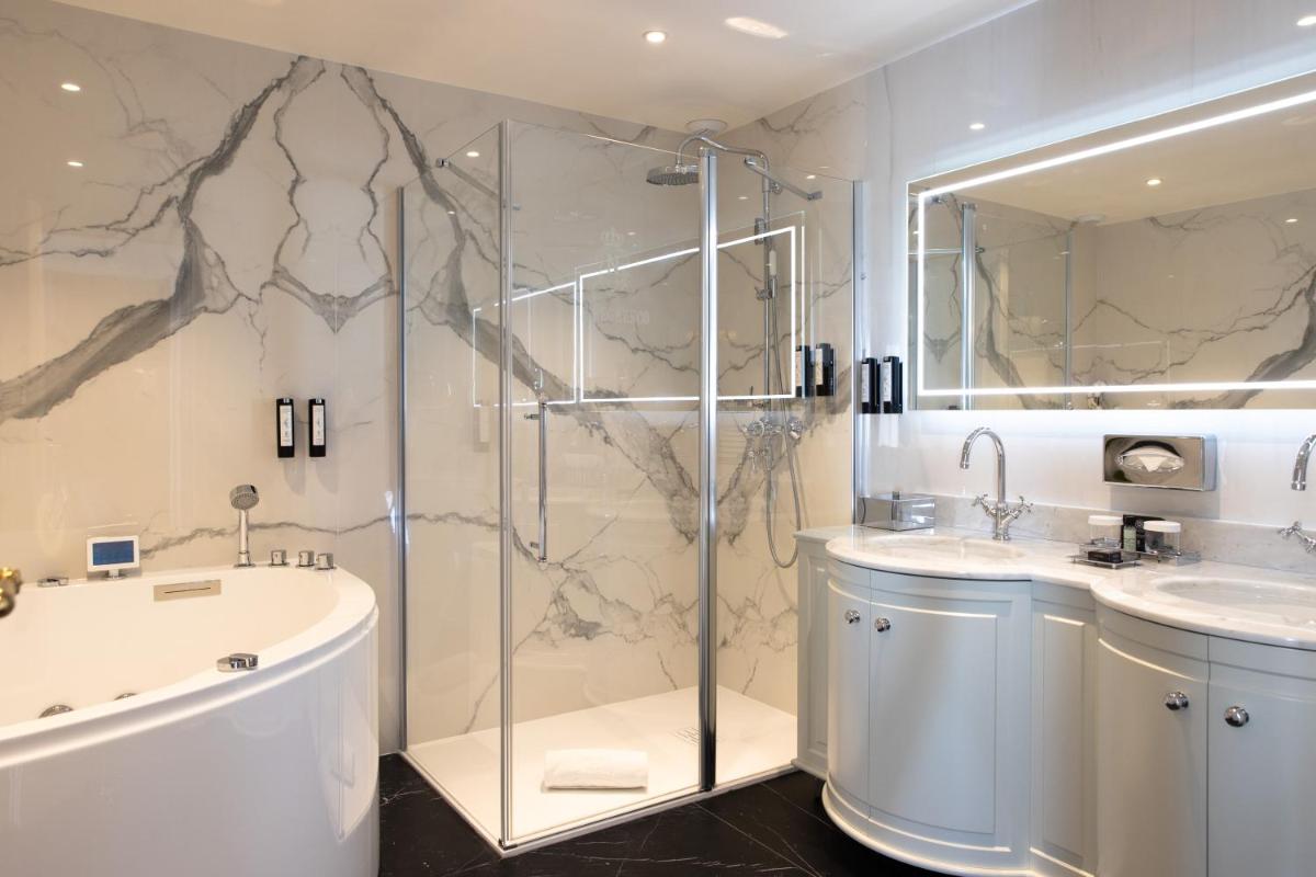 Salle de bains dans l'établissement Hotel Le Negresco