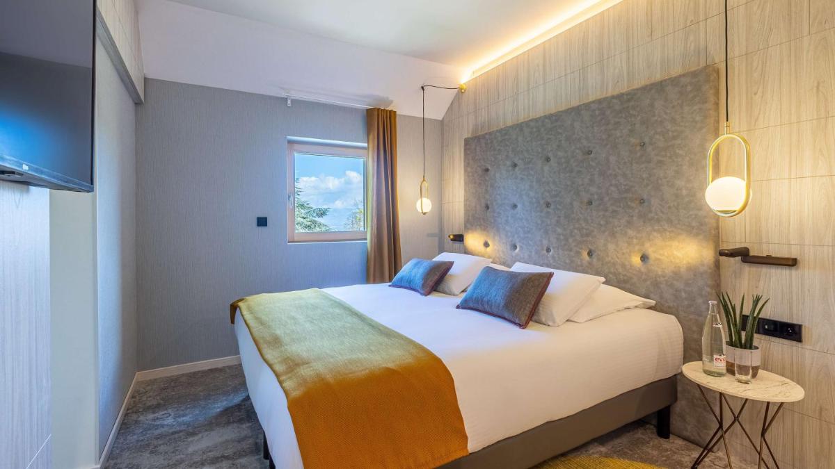 Un ou plusieurs lits dans un hébergement de l'établissement Domaine de Dolomieu Hotel & Spa - BW Premier Collection