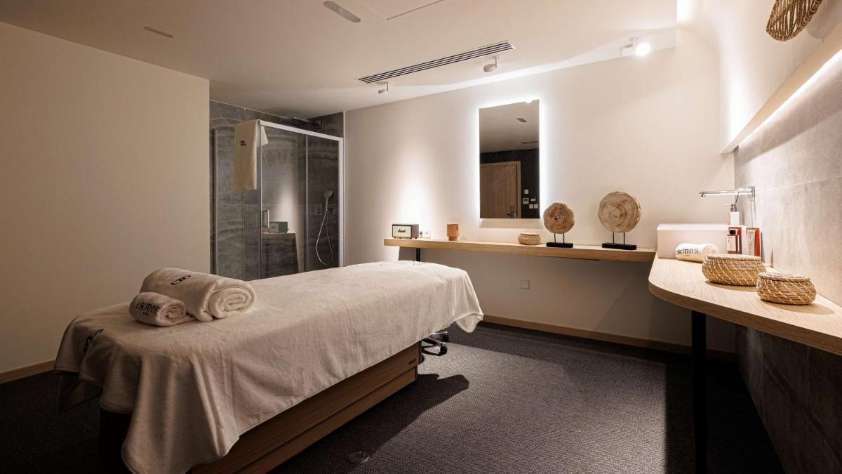 Un ou plusieurs lits dans un hébergement de l'établissement Domaine de Dolomieu Hotel & Spa - BW Premier Collection