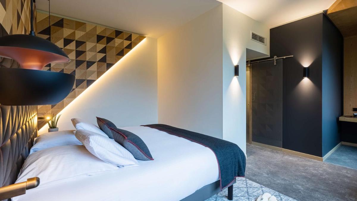 Un ou plusieurs lits dans un hébergement de l'établissement Domaine de Dolomieu Hotel & Spa - BW Premier Collection
