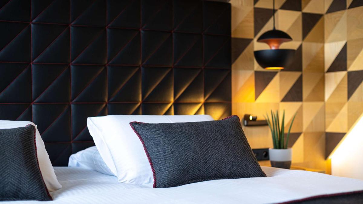 Un ou plusieurs lits dans un hébergement de l'établissement Domaine de Dolomieu Hotel & Spa - BW Premier Collection