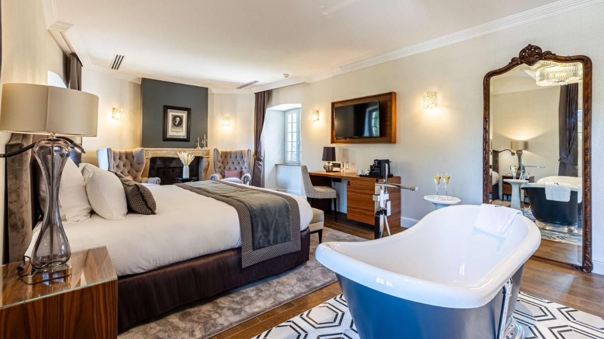 Un ou plusieurs lits dans un hébergement de l'établissement Domaine de Dolomieu Hotel & Spa - BW Premier Collection