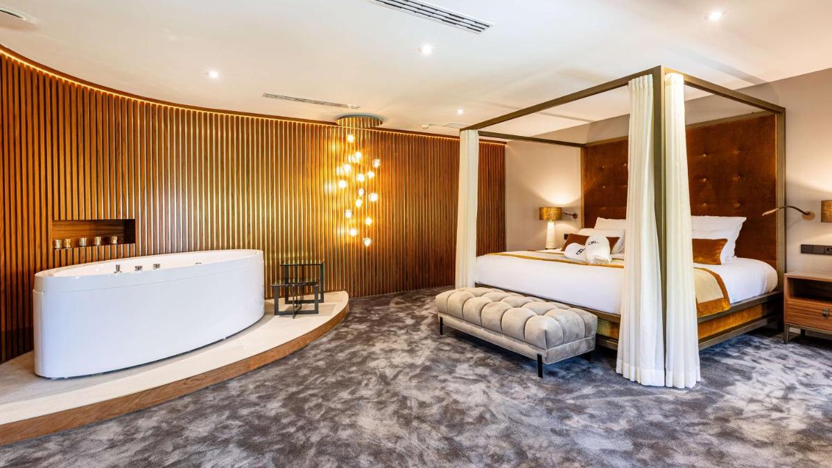 Un ou plusieurs lits dans un hébergement de l'établissement Domaine de Dolomieu Hotel & Spa - BW Premier Collection