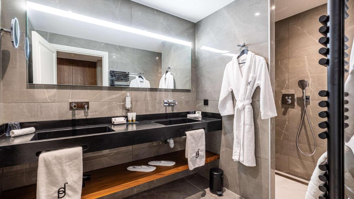 Salle de bains dans l'établissement Domaine de Dolomieu Hotel & Spa - BW Premier Collection