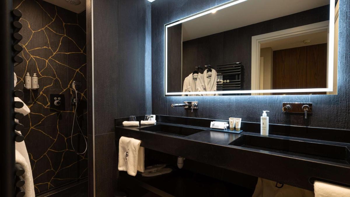 Salle de bains dans l'établissement Domaine de Dolomieu Hotel & Spa - BW Premier Collection