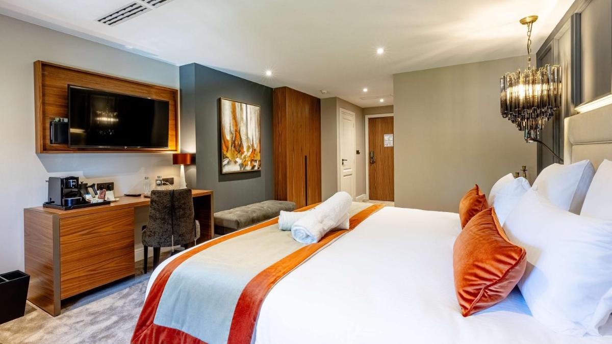 Un ou plusieurs lits dans un hébergement de l'établissement Domaine de Dolomieu Hotel & Spa - BW Premier Collection