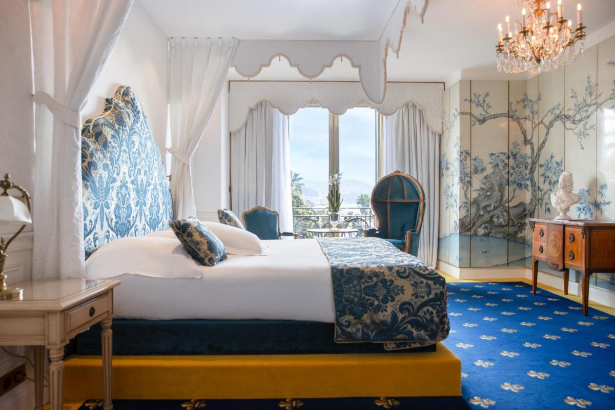une chambre avec un lit et un lustre dans l'établissement Hotel Le Negresco, à Nice 37 autres photos
