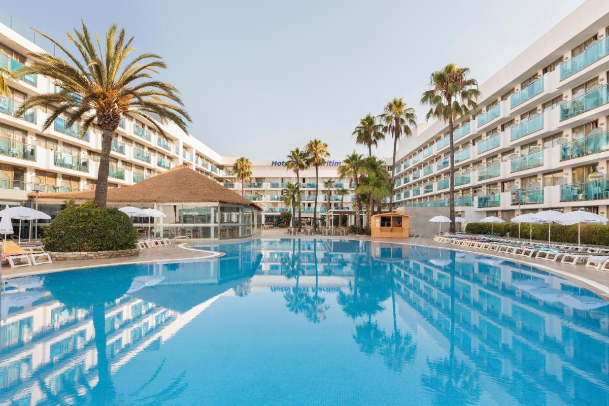 una gran piscina frente a un hotel en Hotel Best Maritim, en Cambrils