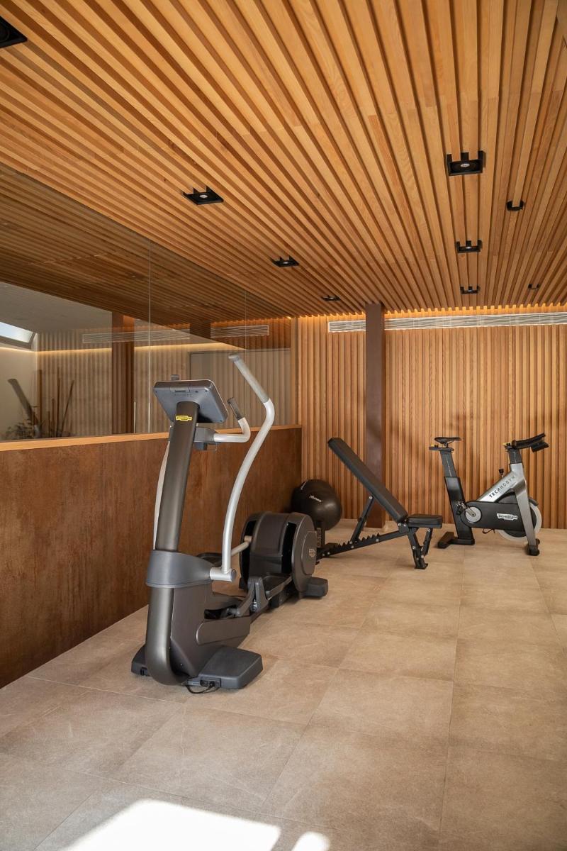 un gimnasio con varias cintas de correr y máquinas de cardio en una habitación en Ynaira hotel & Spa, en Ariany