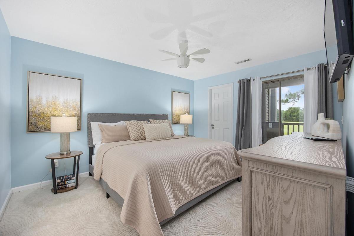 Suitetrails - Golfers Paradise! 3 BR 2nd floor Stylish Condo located in True Blue