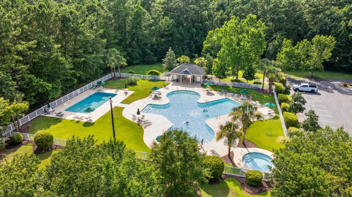 Suitetrails - Golfers Paradise! 3 BR 2nd floor Stylish Condo located in True Blue
