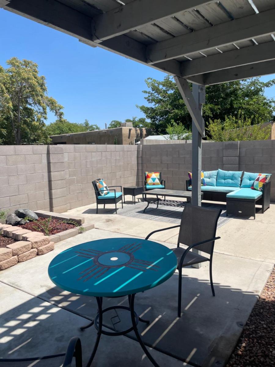 Comfy, contemporary quiet retreat vacation home with views - Housity