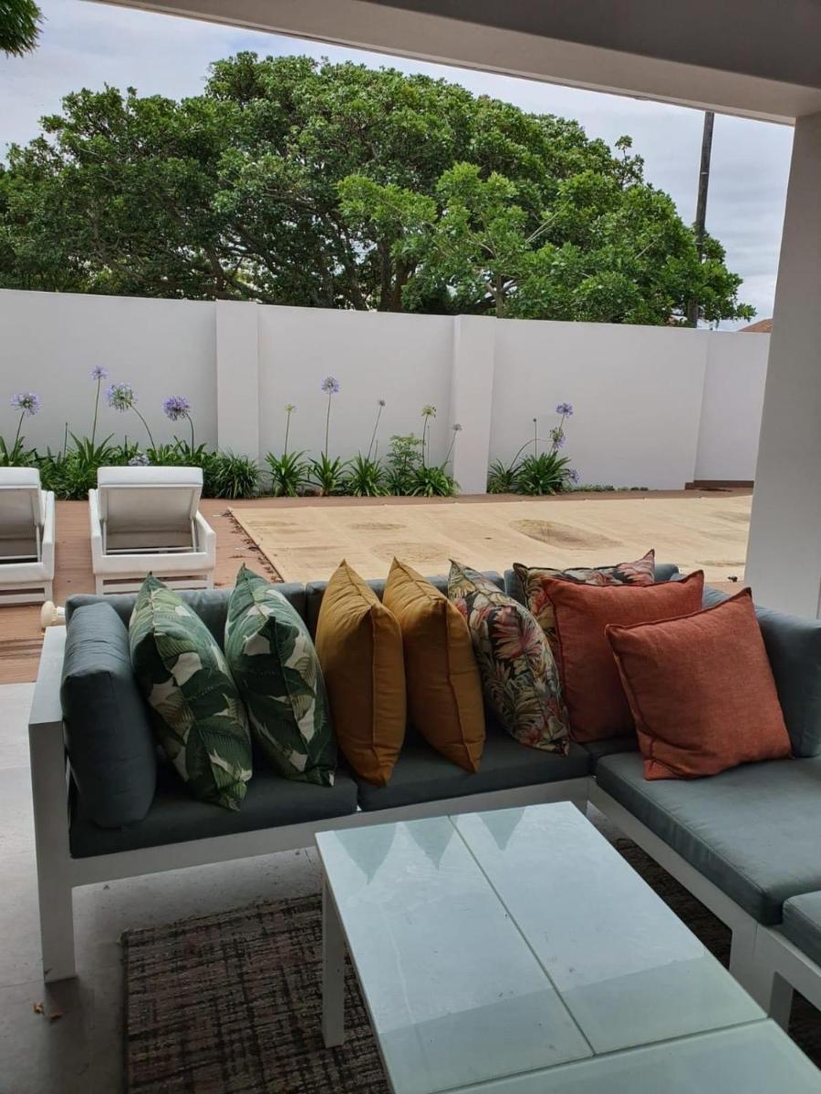 Luxury holiday home 3 bedroom, 3 bathroom house in Nahoon - Housity