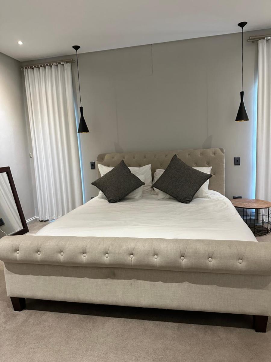 Luxury holiday home 3 bedroom, 3 bathroom house in Nahoon - Housity
