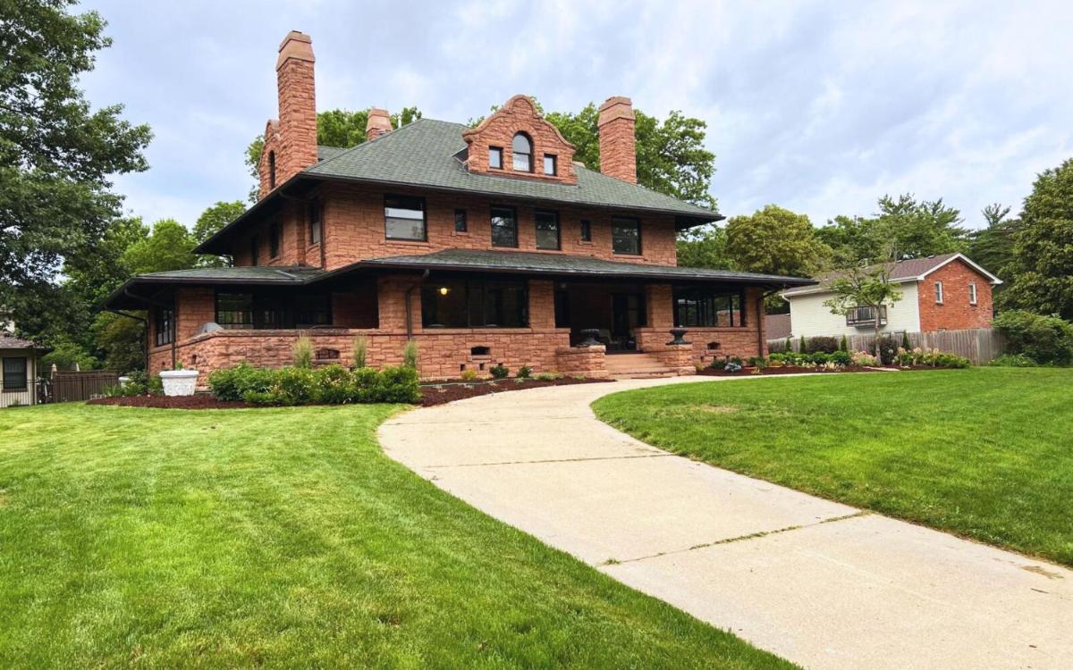 Martha's Bed and Breakfast - Housity