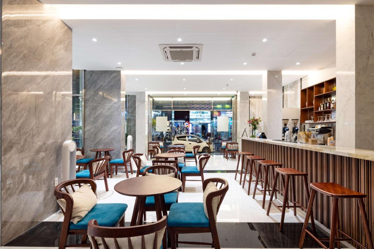 The Summer Hotel - Hizvo