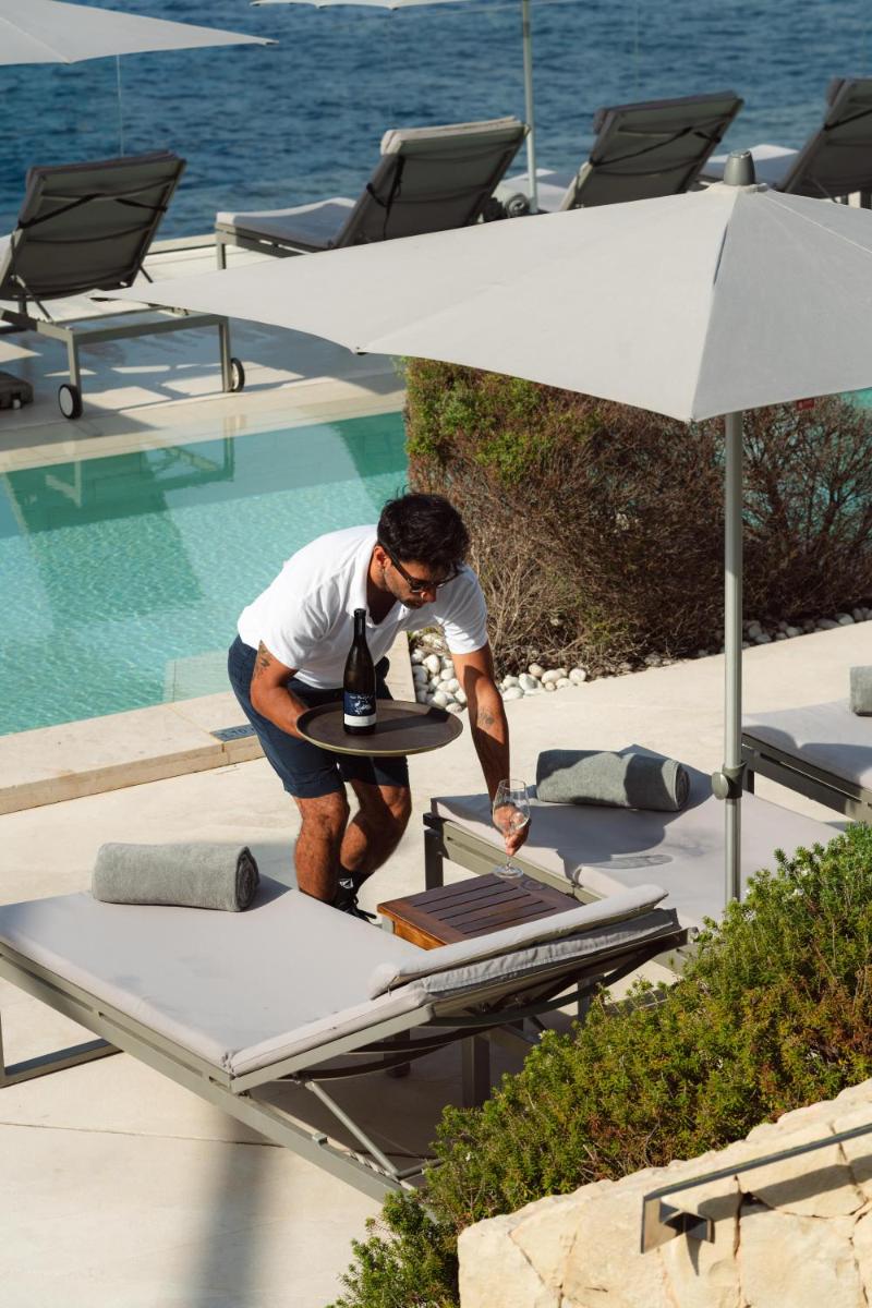 Clientes alojados en 7Pines Resort Ibiza, part of Destination by Hyatt