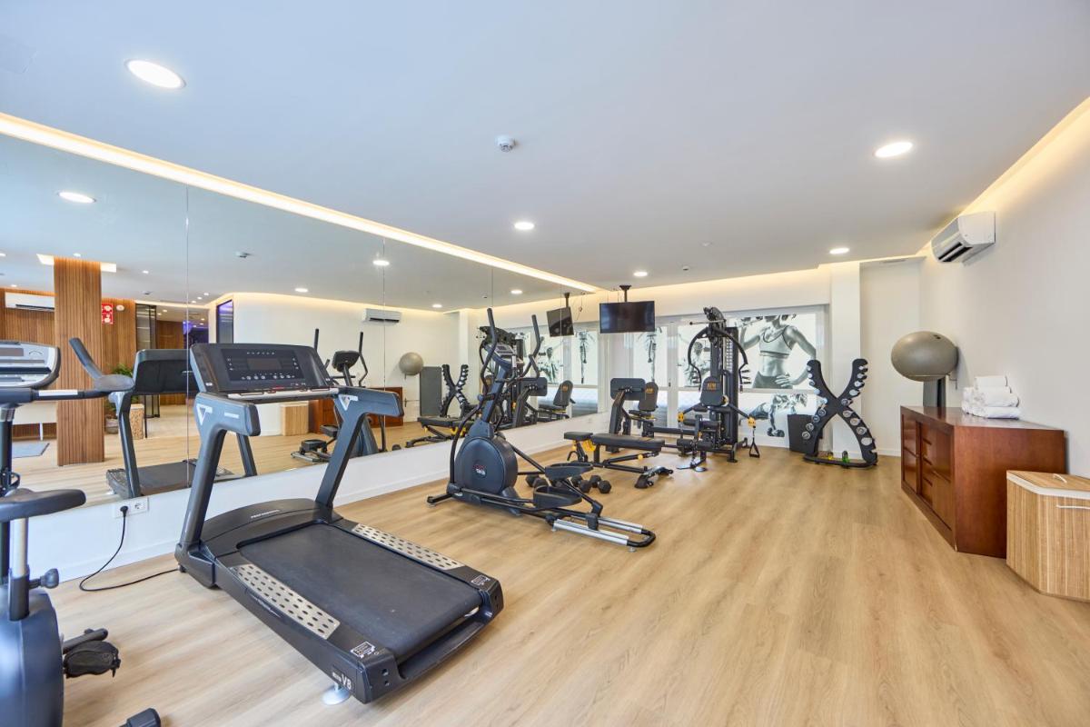 Gimnasio o instalaciones de fitness de Tomir Portals Suites - Adults Only