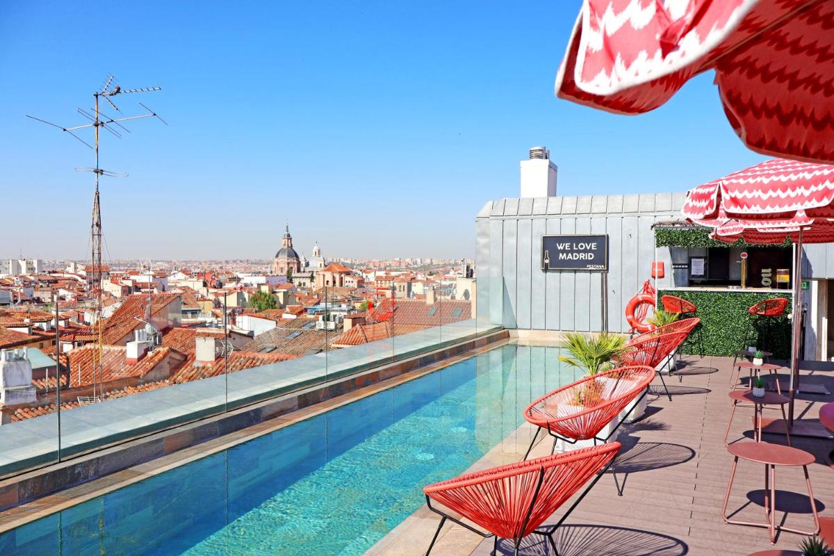 una piscina en la azotea de un edificio en Pestana Collection Plaza Mayor, en Madrid