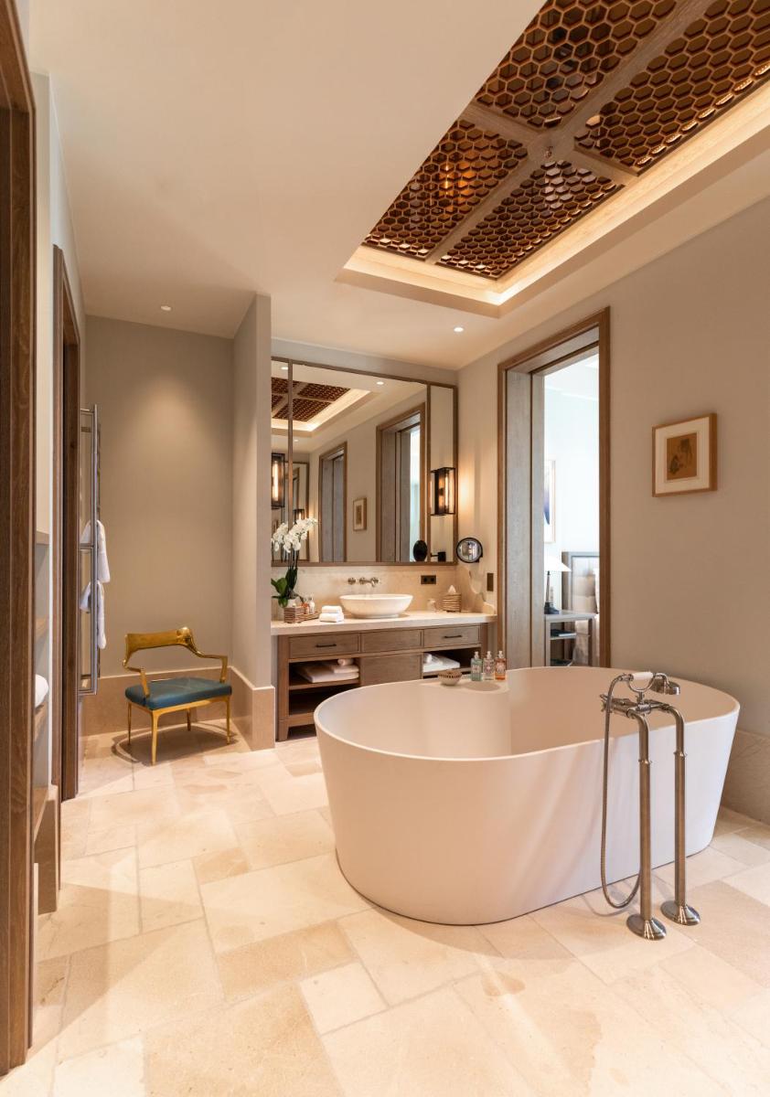 La salle de bains est pourvue d'une grande baignoire au milieu. dans l'établissement Coquillade Provence - Relais & Châteaux, à Gargas
