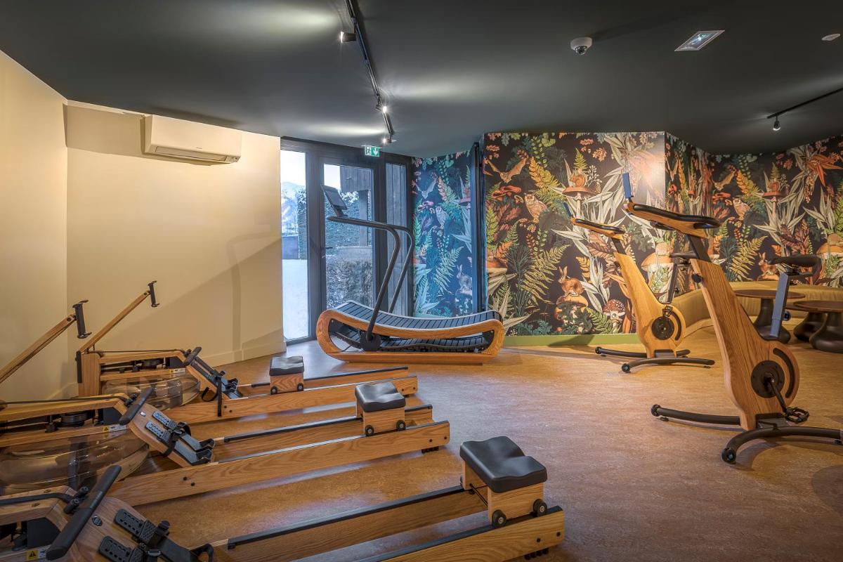 une salle de sport avec plusieurs vélos d'exercice et une fresque murale. dans l'établissement Lykke Hôtel & Spa Chamonix - ex Mercure, à Chamonix-Mont-Blanc