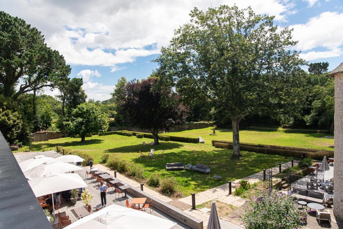 une vue aérienne d'un parc avec des tables et des parasols dans l'établissement La Maison OBONO Hôtel & Spa, au Bono