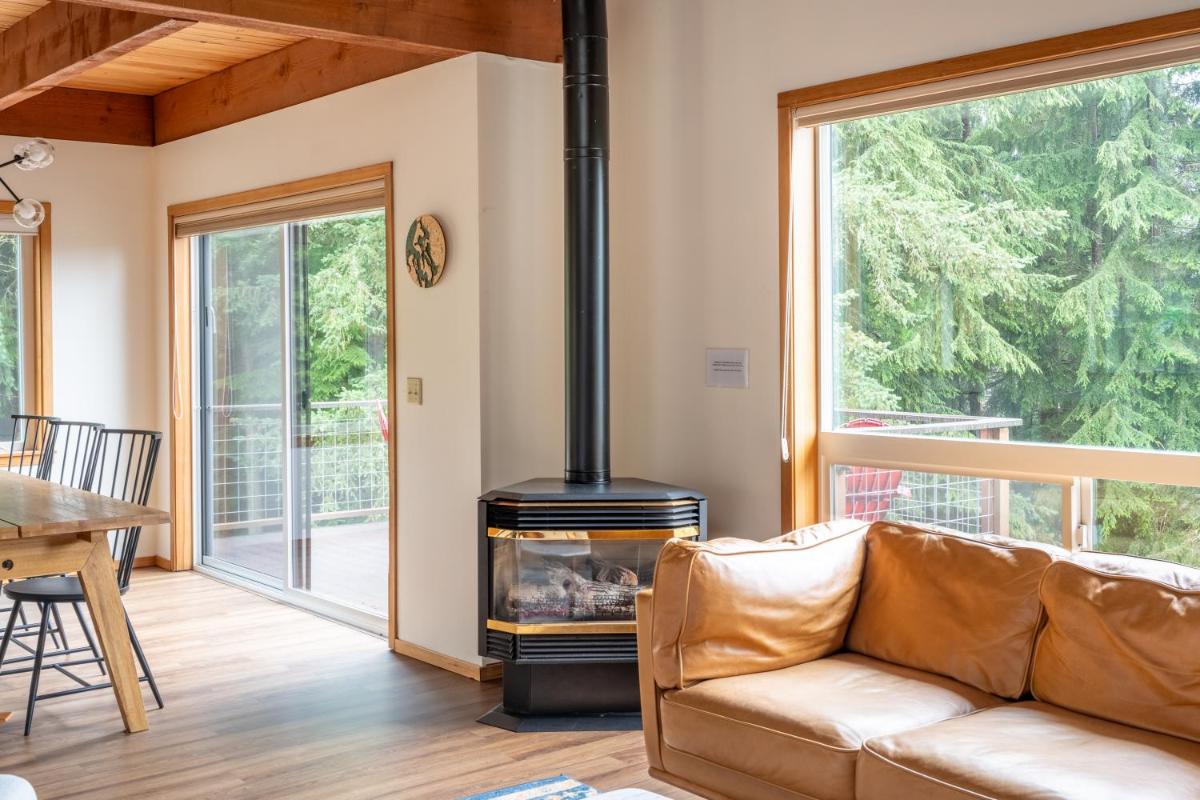 Stylish Deception Pass Retreat with Bay Views - Housity