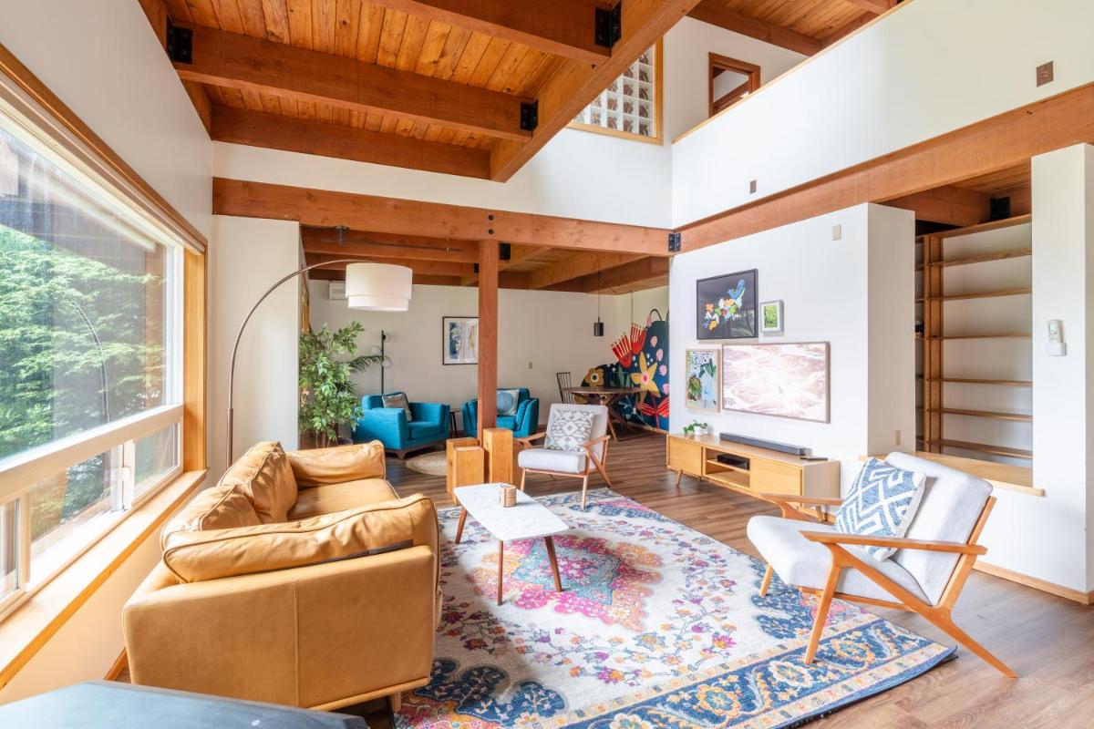 Stylish Deception Pass Retreat with Bay Views - Housity