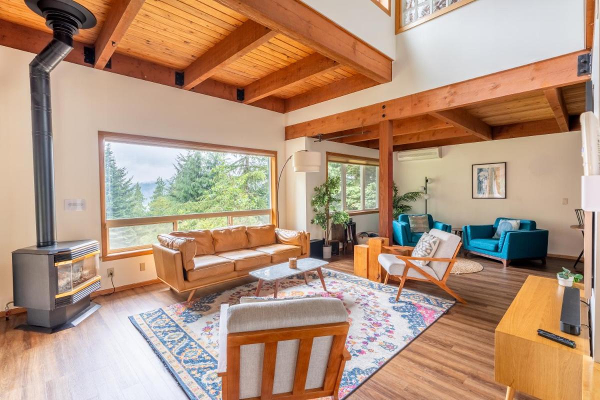 Stylish Deception Pass Retreat with Bay Views - Housity