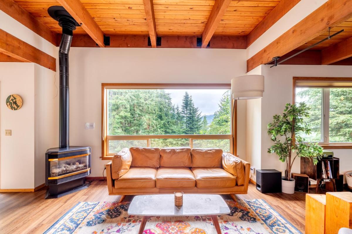 Stylish Deception Pass Retreat with Bay Views - Housity