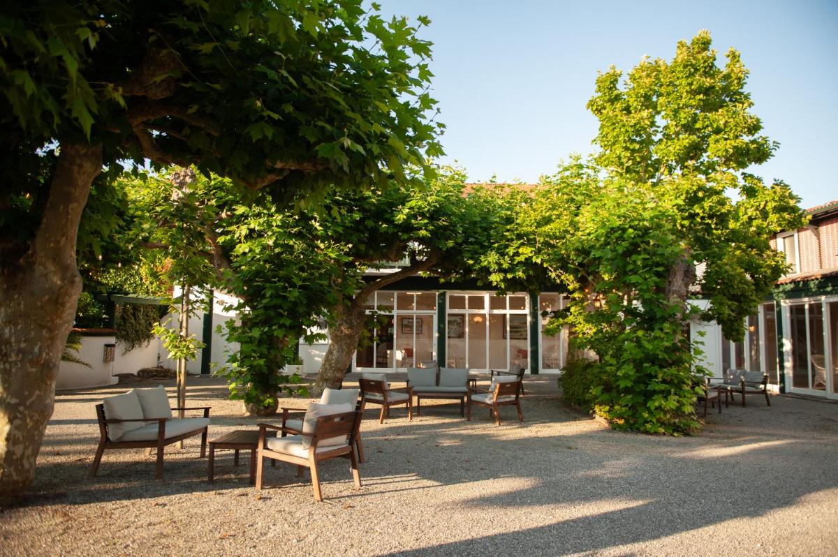 Jardin de l'établissement Logis Thermal