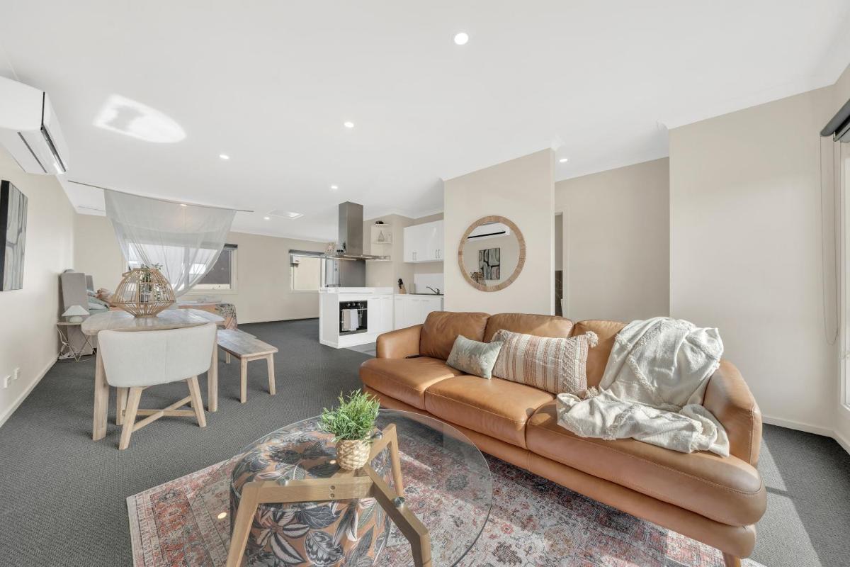 Cozy Lake Facing Apartment King Bed - Housity
