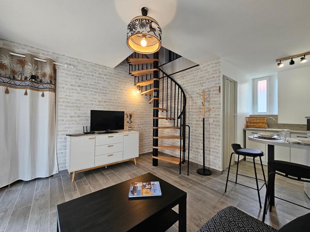 Les Hirondelles - Housity