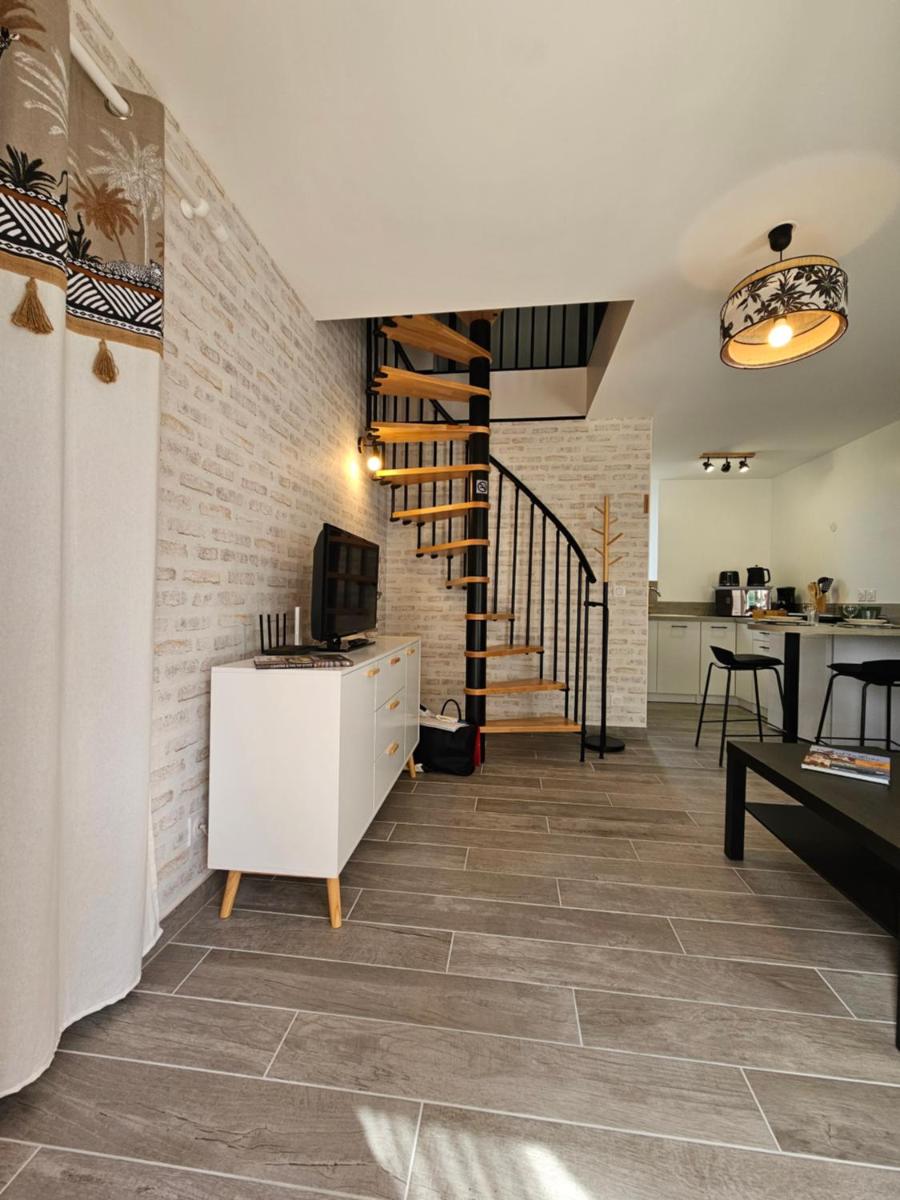 Les Hirondelles - Housity