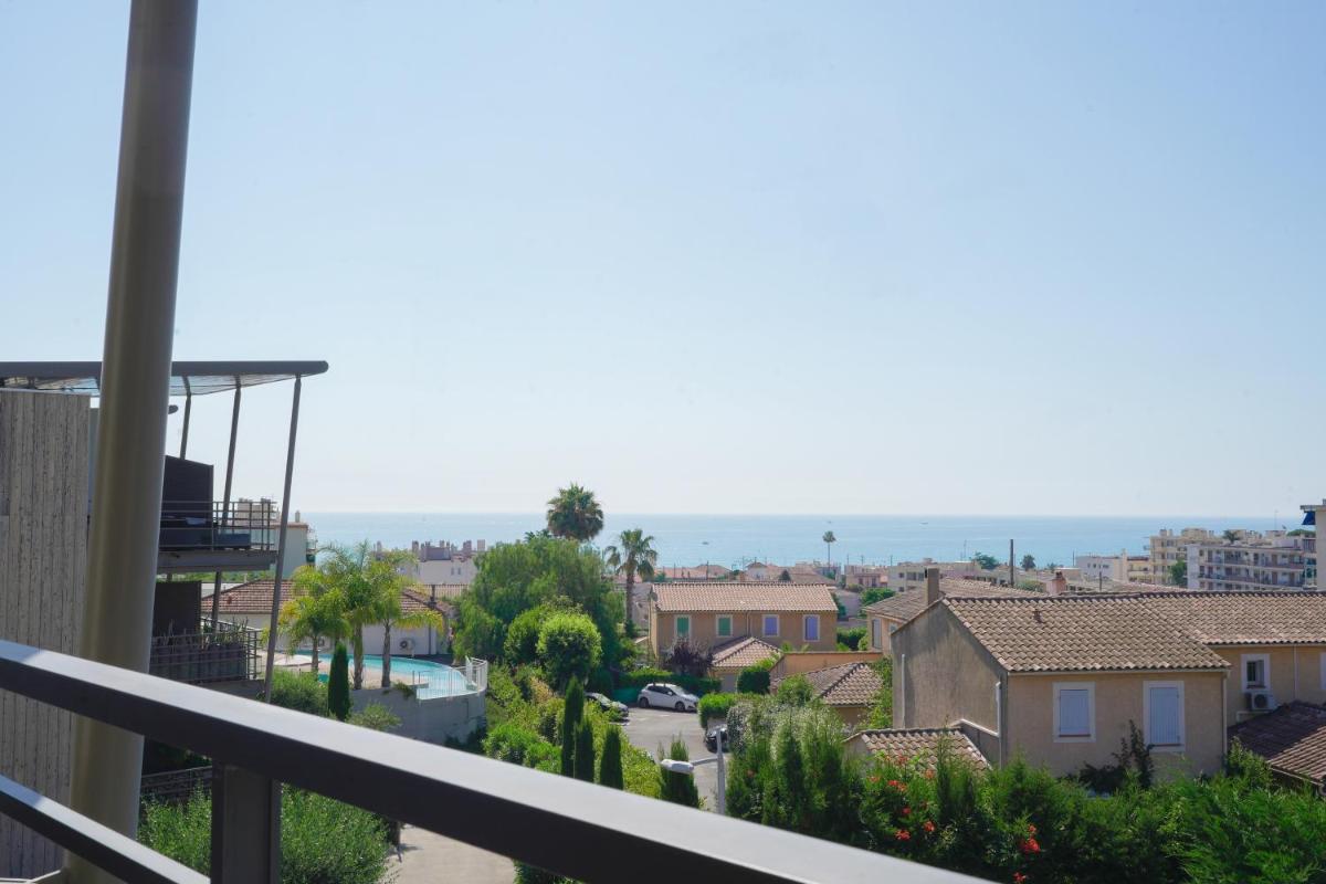 Vue générale sur la mer ou vue sur la mer prise depuis l'appart'hôtel