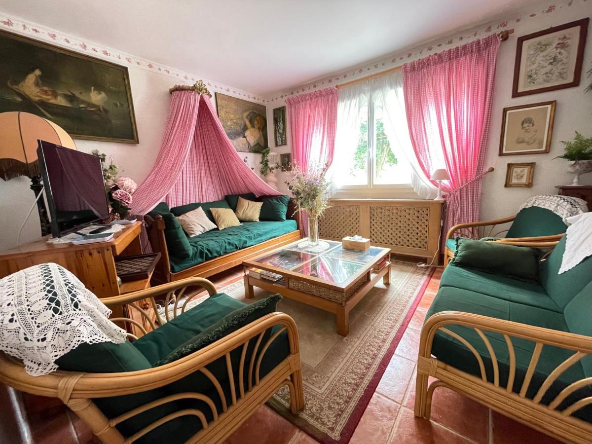 La roseliere Maison plain pied confortable belle décoration jardin magnifique 10 mn a pied centre ville Bayeux proche plages du débarquement - Housity