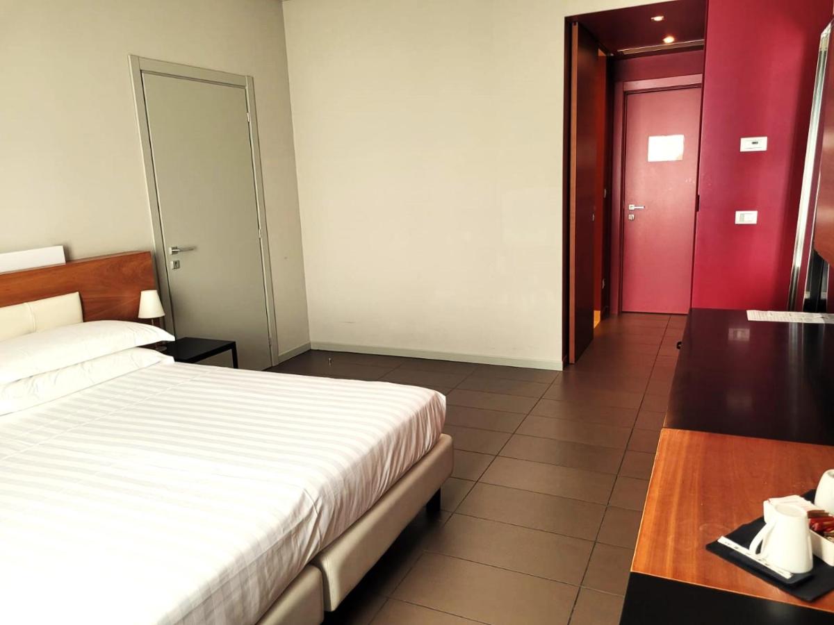 Cosmopolitan Hotel - Housity